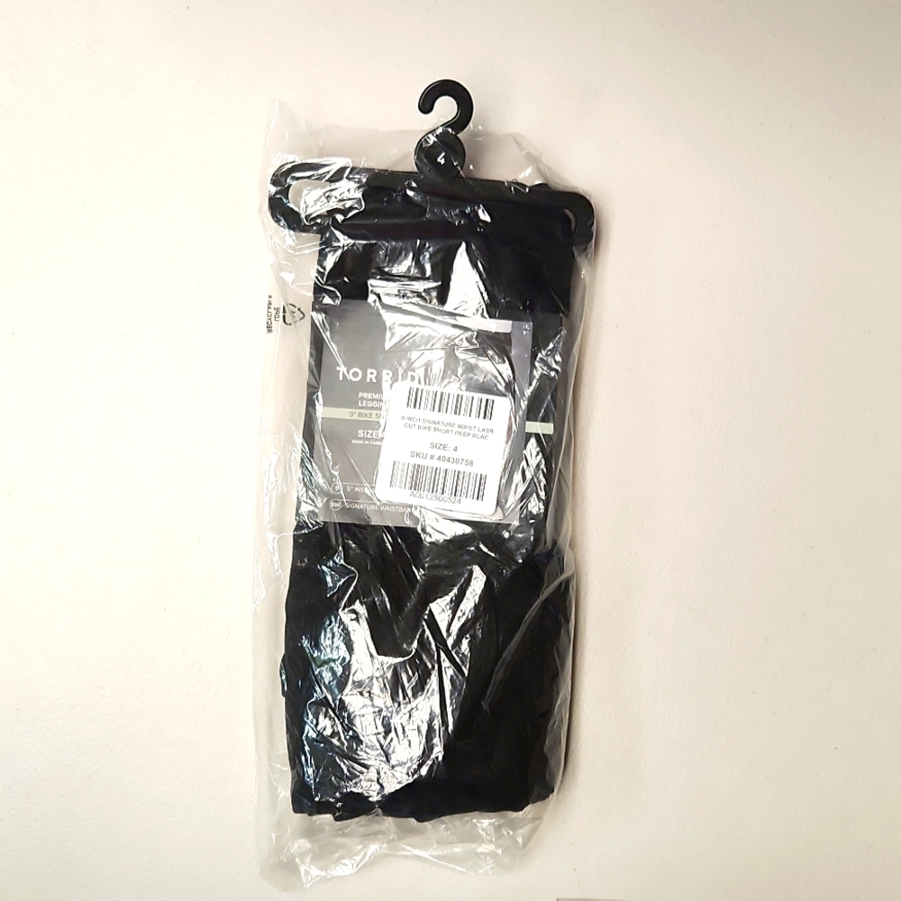 ❤️NWT TORRID BIKE SHORT - LASER CUT OUT - 9' SIGNATURE WAIST - PLUS SIZE - Picture 5 of 8
